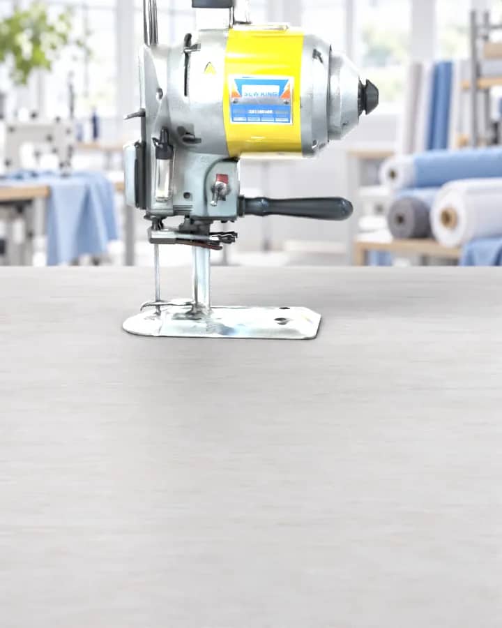 Cortadora vertical Sew King CZD-108 de 5 pulgadas sobre una mesa clara en un taller textil luminoso